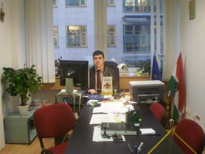 Európában, Magyarországon felek maguk választják a bírósági utat, vagy párhuzamosan az igazságügyi közvetítő, válási szakértő vezetésével a közöttük lefolytatott mediátori közvetítői eljárás szabályait.